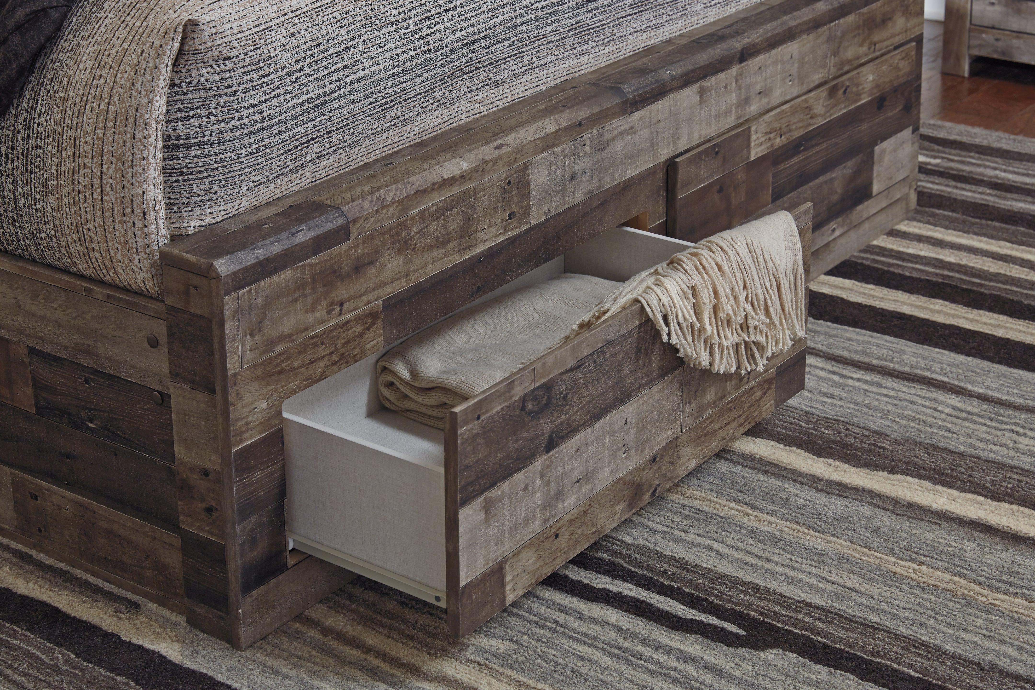 Derekson Queen Panel Bed with 4 Storage Drawers
