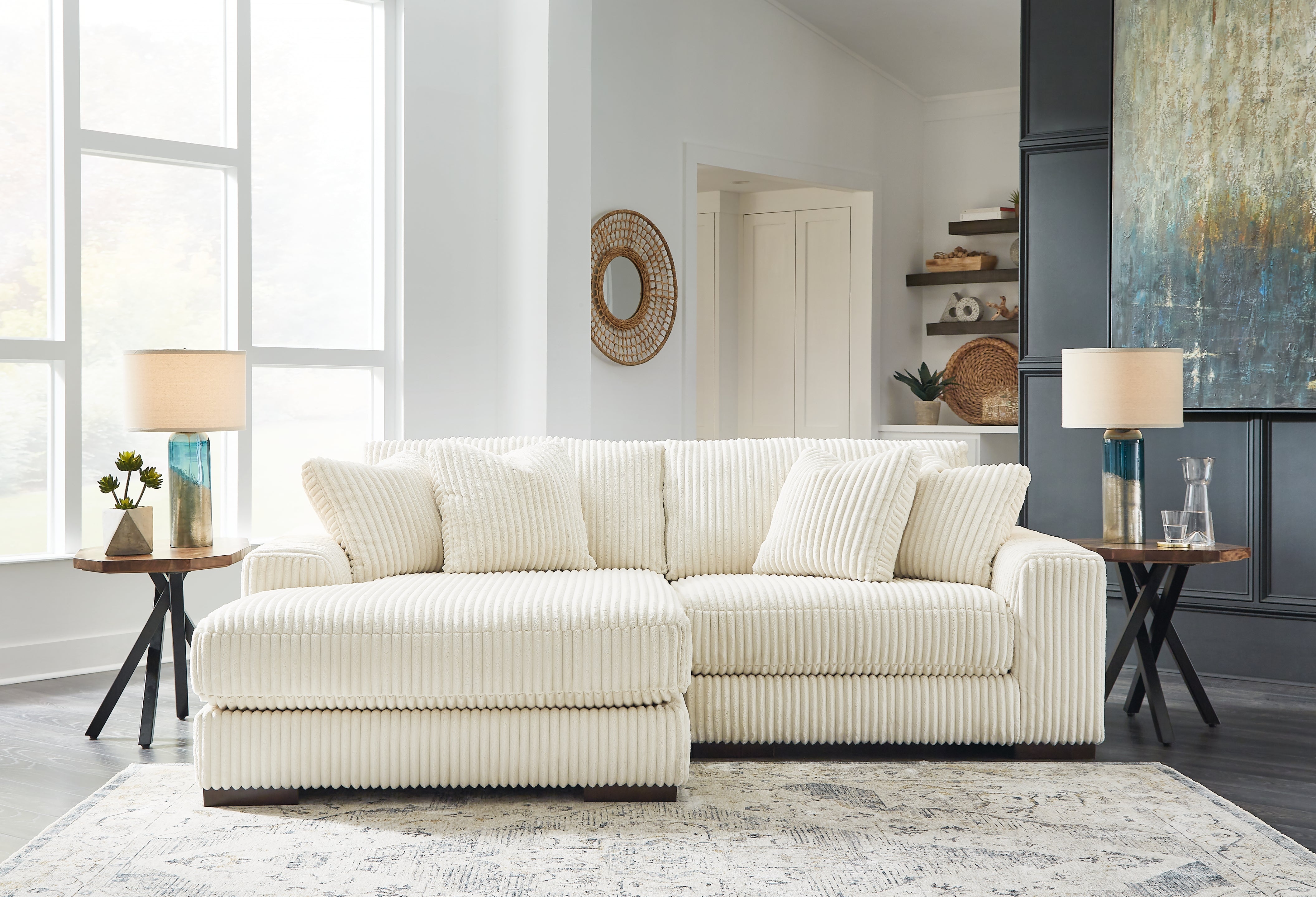Lindyn 2-Piece Sectional with Chaise