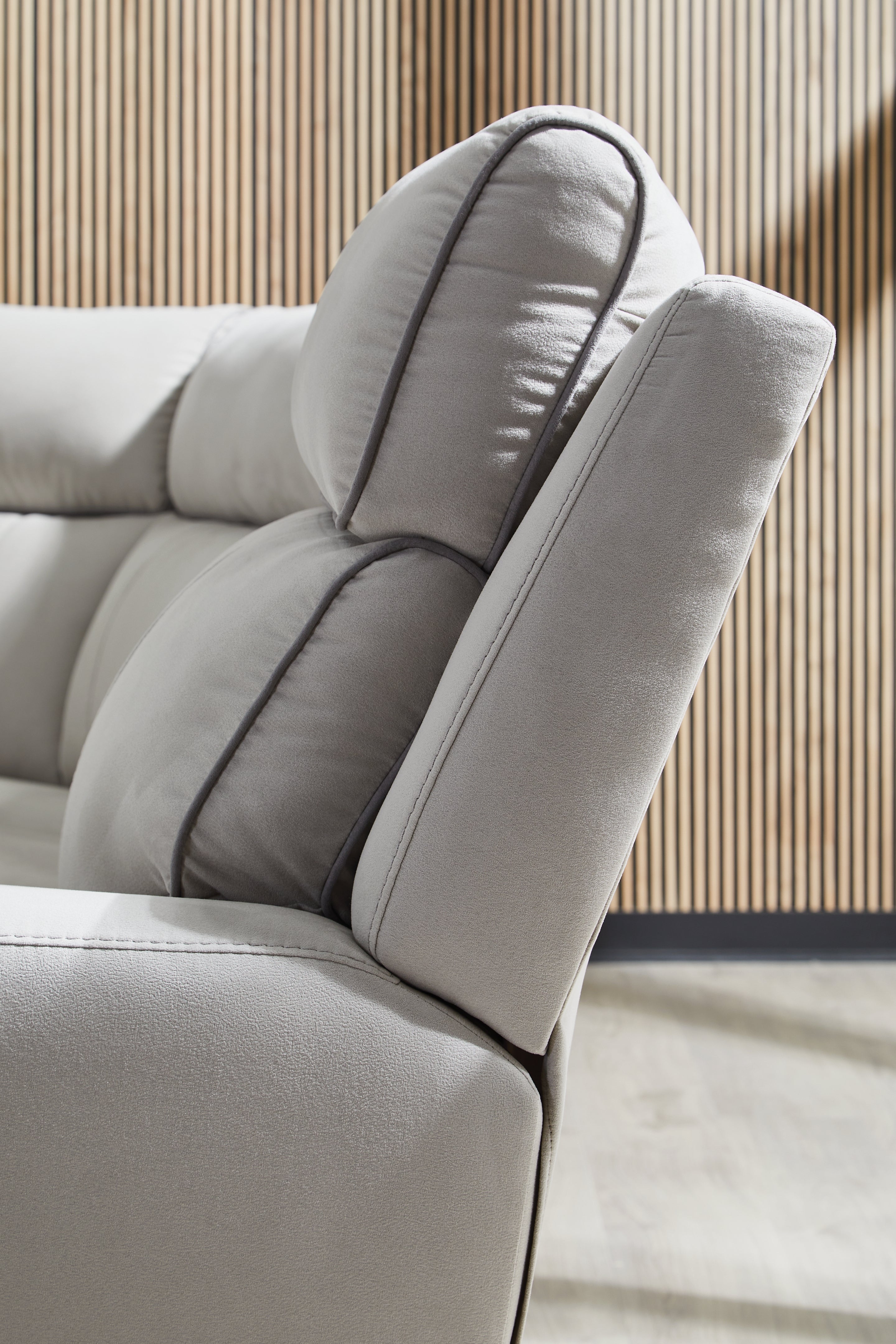 Social Pointe 6-Piece Reclining Sectional with Storage Console